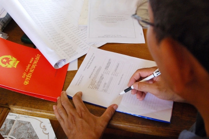 Tiền đền bù đất: Người thừa kế nhận thay người đã mất có được không?