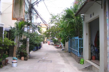 Đất bị vây bọc, tôi có quyền mở lối đi riêng trên đất của hàng xóm?