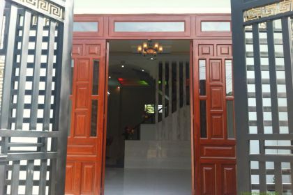 Cửa chính đối diện cửa sổ và bếp nhà hàng xóm có xấu không?