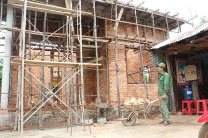 Làm thế nào khi hàng xóm xây công trình gây hư hại đến nhà mình?