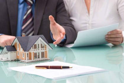 Chủ cũ đòi kiện, tôi có bị mất ngôi nhà đã mua không?