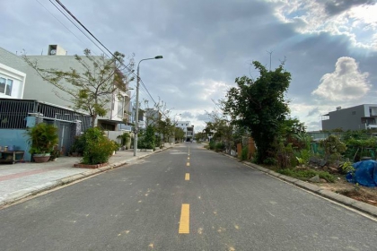 Cần chuyển nhượng lô đất biệt thự đường Đinh Gia Trinh Hoà Xuân Cẩm Lệ, Đà Nẵng - Lô đất Nằm ở vị trí VIP, thuận tiện đủ mọi mặt phương diện, vừa xây dựng cơ sở sản xuất kinh doanh, vừa