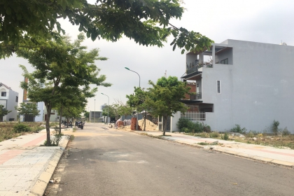 CHÀO KHÁCH THIỆN CHÍ XÂY NHÀ LÔ ĐẤT SẬP HẦM KHU SINH THÁI NAM HÒA XUÂN 