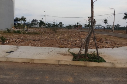 tôi cần bán lô đất nam hòa xuân b2.57 sát sông.vị trí siêu đẹp