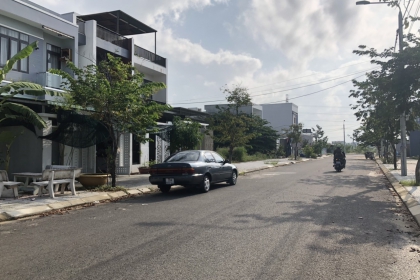 tôi cần bán lô đất đối lưng đường 10m5,đối diện trường mầm non