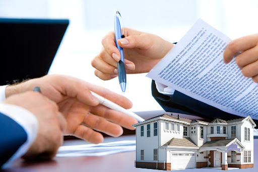 việc nhờ người khác đứng tên mua nhà đất hộ hiện rất phổ biến 2 người đang bàn luận về tờ hợp đồng, bên cạnh là hình ảnh ngôi nhà
