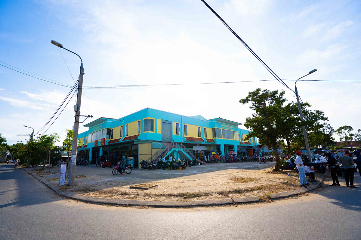 Chợ Điện Nam Trung là nơi kinh doanh của 2.000 tiểu thương, đất nền quanh chợ đã có sổ đỏ, hạ tầng hoàn thiện, pháp lý đầy đủ