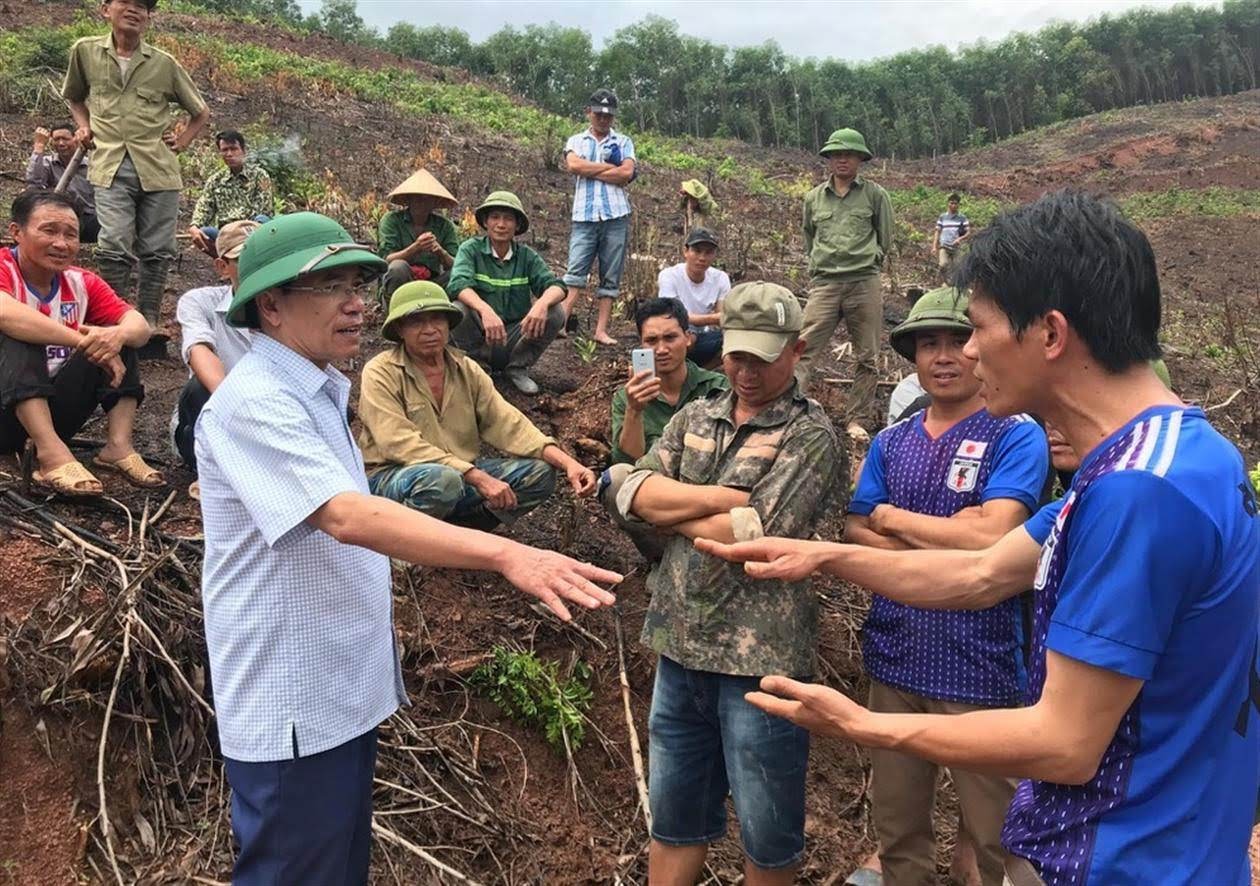 nhiều người đang đứng tranh luận với nhau trên một khu đất có tranh chấp