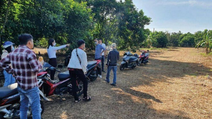 Theo chân giới đầu tư đi “săn” đất
