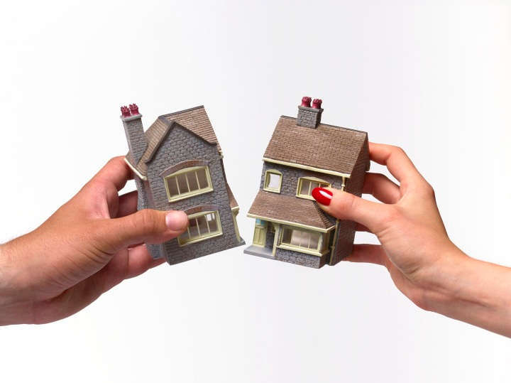2 bàn tay cầm 2 nửa mô hình ngôi nhà