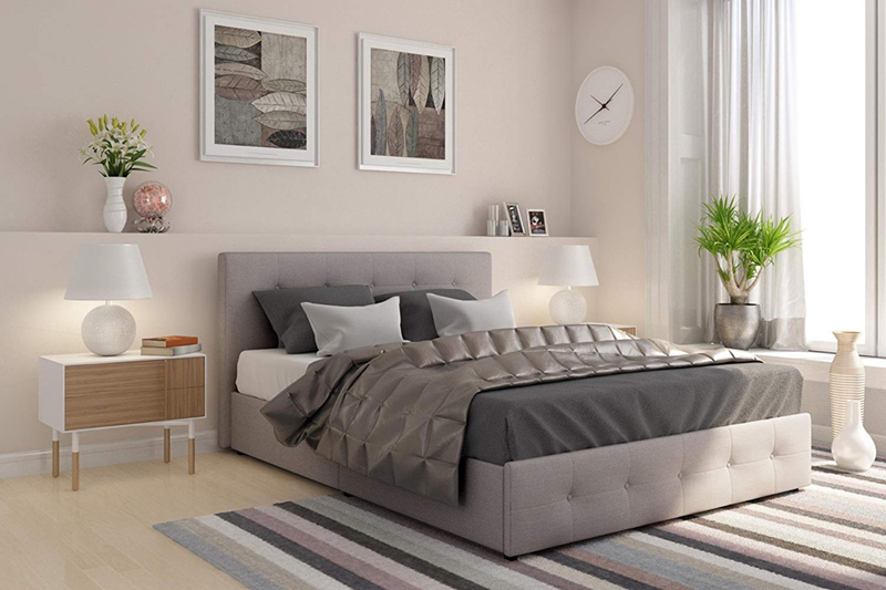 Được bọc nệm và tích hợp 4 ngăn kéo bên dưới, chiếc giường trên đây vừa đáp ứng được yêu cầu thẩm mỹ, vừa đảm bảo tính tiện nghi. mẫu giường 2019