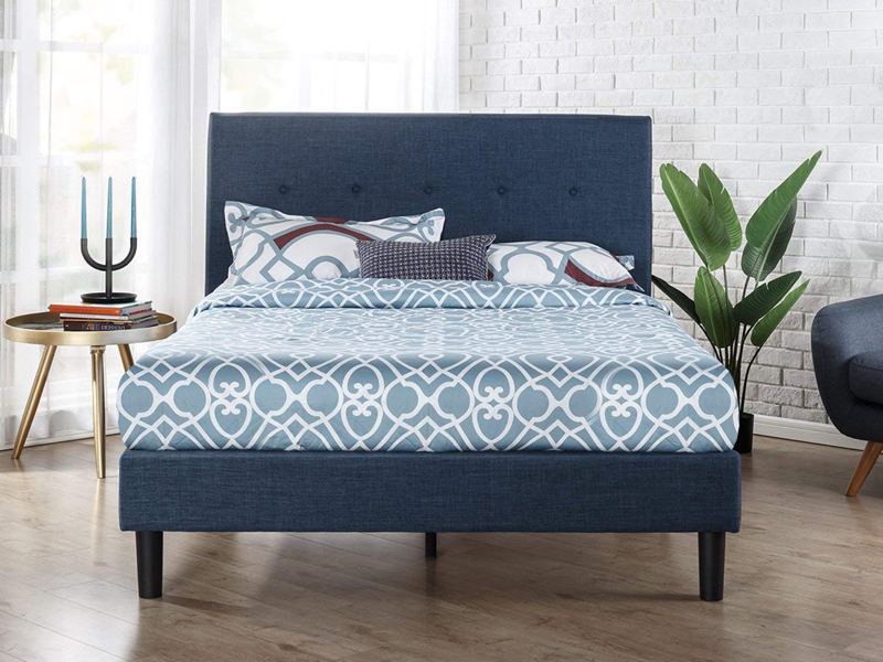 Chiếc giường ngủ hiện đại được bọc nệm màu xanh navy. giường bọc nệm